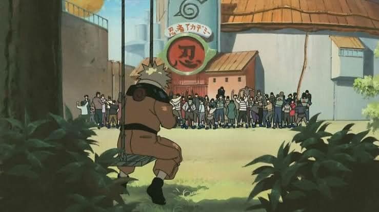 Naruto criança de costas sentado em um balanço de madeira, observando outras crianças e pais ao fundo em frente à Academia Ninja."