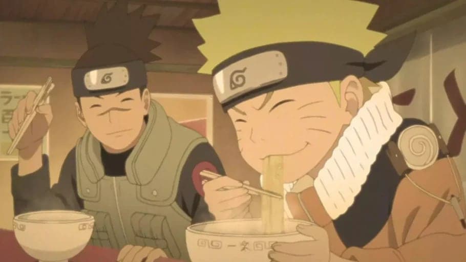 Naruto Uzumaki jovem e Iruka Sensei sorridentes comendo ramen no Ichiraku. Naruto está em primeiro plano saboreando o macarrão, enquanto Iruka o observa com um olhar acolhedor ao fundo.