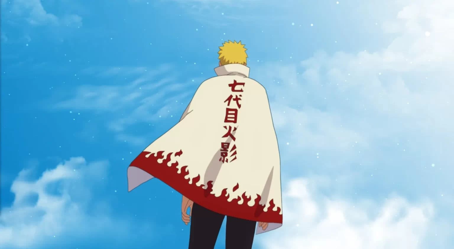Vista de costas de Naruto Uzumaki adulto usando a capa branca de Sétimo Hokage com detalhes de chamas vermelhas, olhando para um céu azul com nuvens. A inscrição em japonês na capa indica seu título de Nanadaime Hokage.